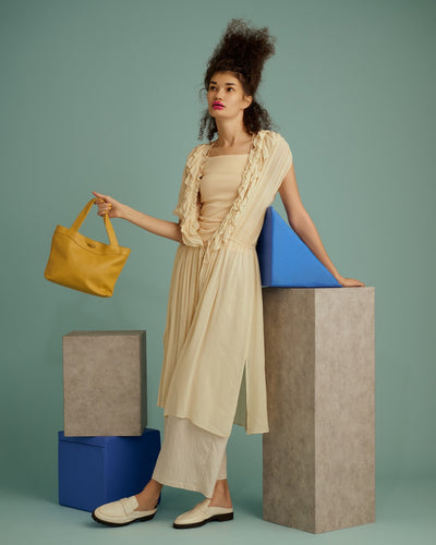 レザーで旅の気分を上げる<br>シンプルバカンスコーデ