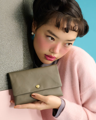 お仕事コーディネートを引き締める<br>やわらかトーンレザーアイテム