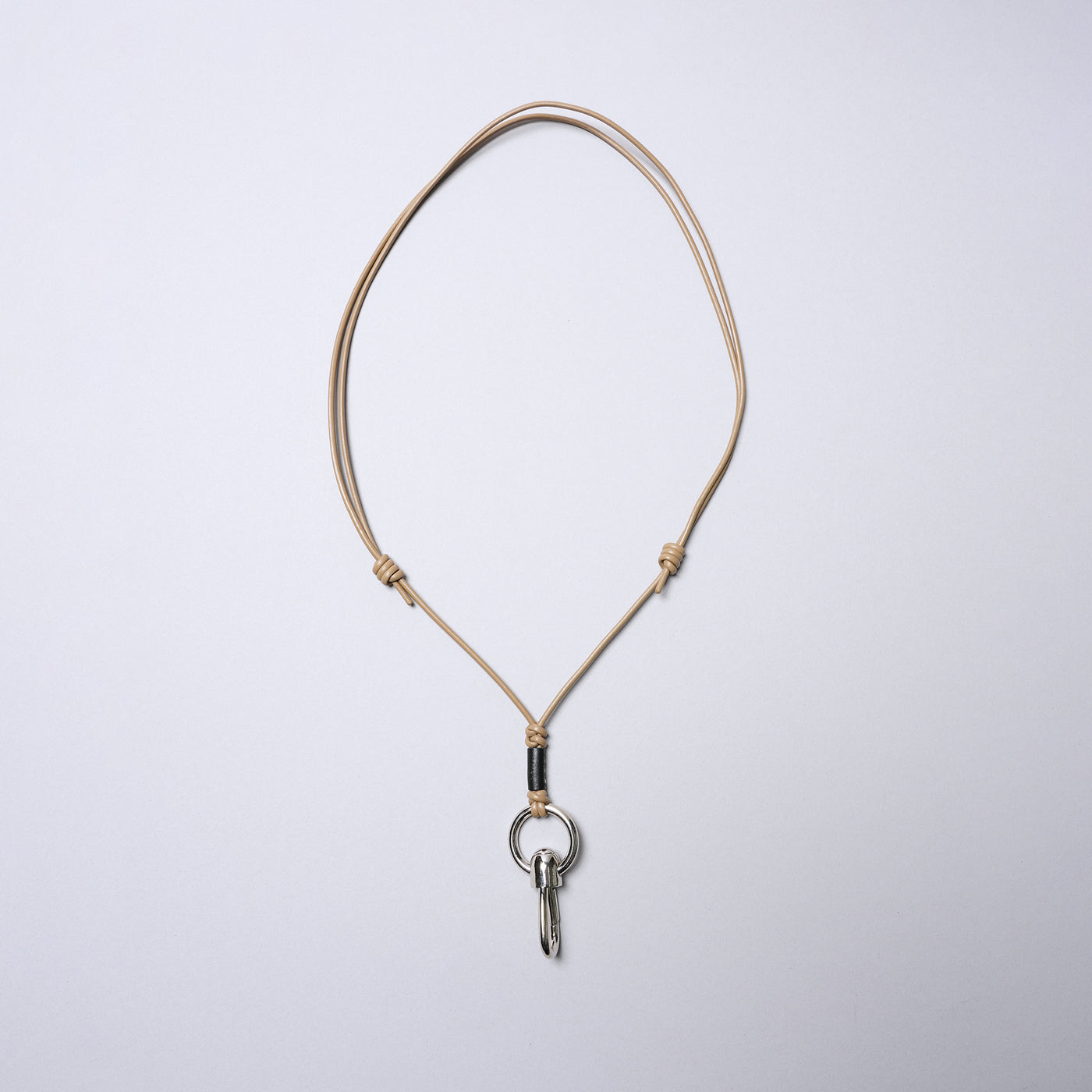 ＜センティ フラター ザ センシーズ＞マルチレザーストラップ（カラビナフック）/キャメル