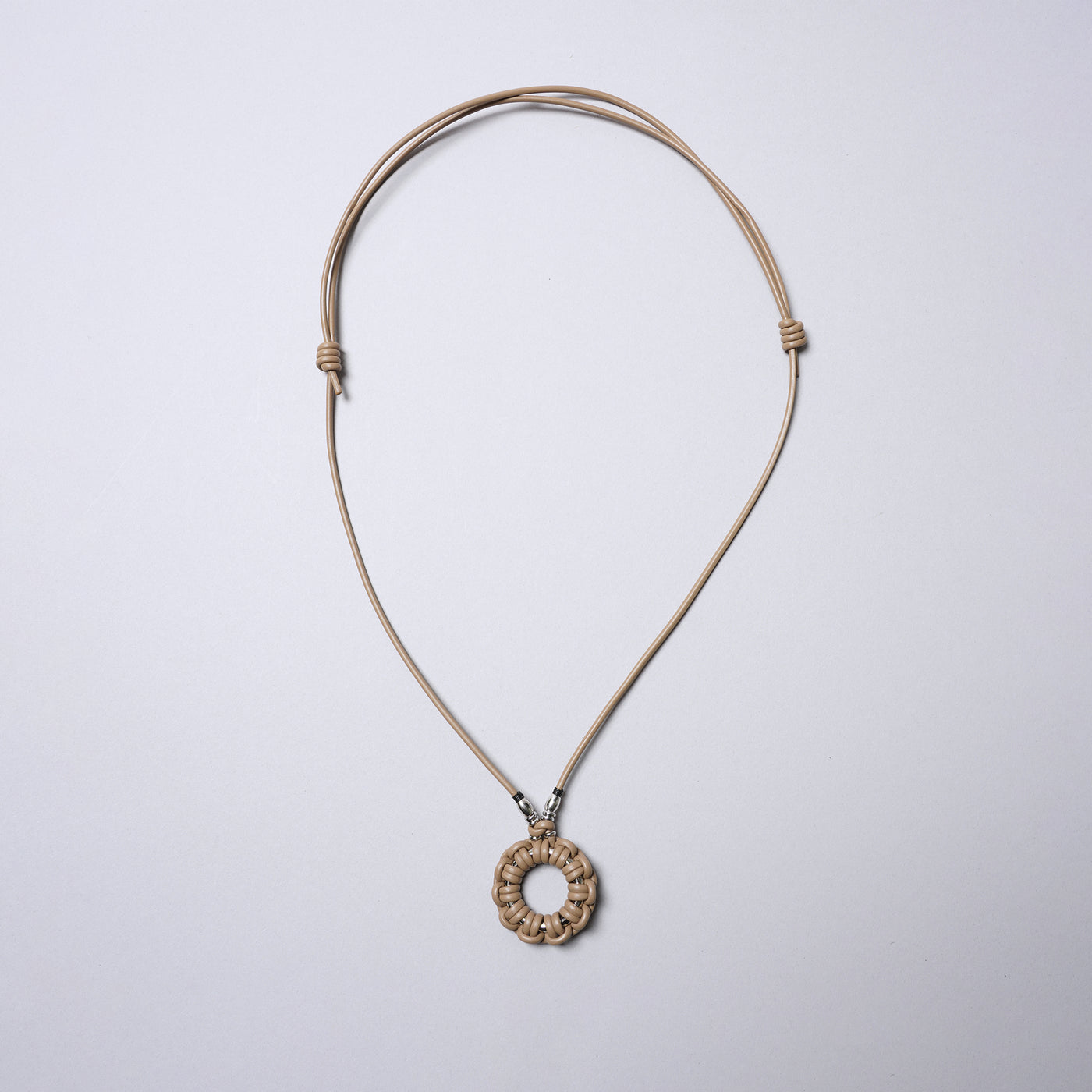 <SENTI FLATTER THE SENSES> Leather Blade Circle Necklace / Black