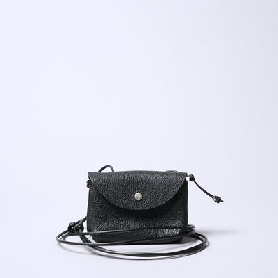 <SENTI FLATTER THE SENSES> Shrink Leather Neck Wallet / Black x Ivory