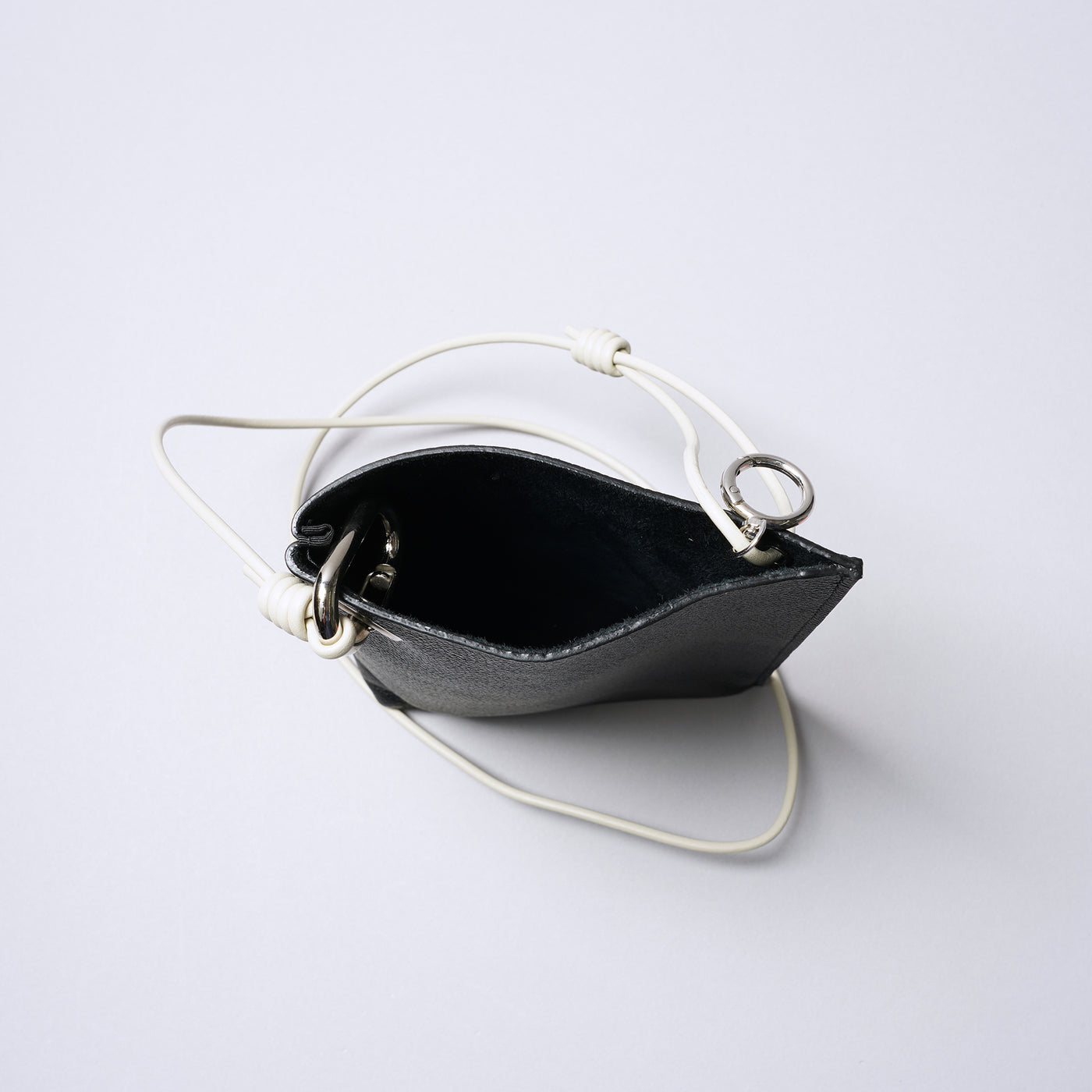 <SENTI FLATTER THE SENSES> Shrink Leather Mini Shoulder Bag / Ivory x Black