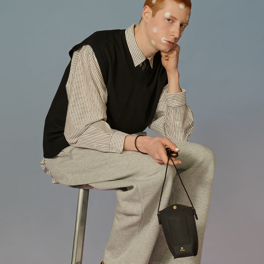 ＜エティアム＞シュリンク モバイルショルダーバッグ《Shell》/ブラック