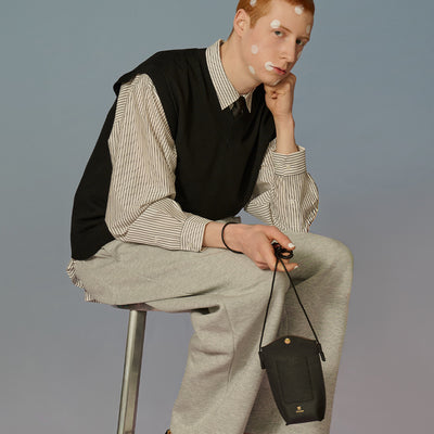 ＜エティアム＞シュリンク モバイルショルダーバッグ《Shell》/ブラック