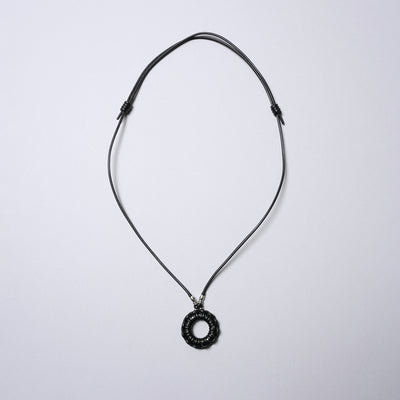 <SENTI FLATTER THE SENSES> Leather Blade Circle Necklace / Black