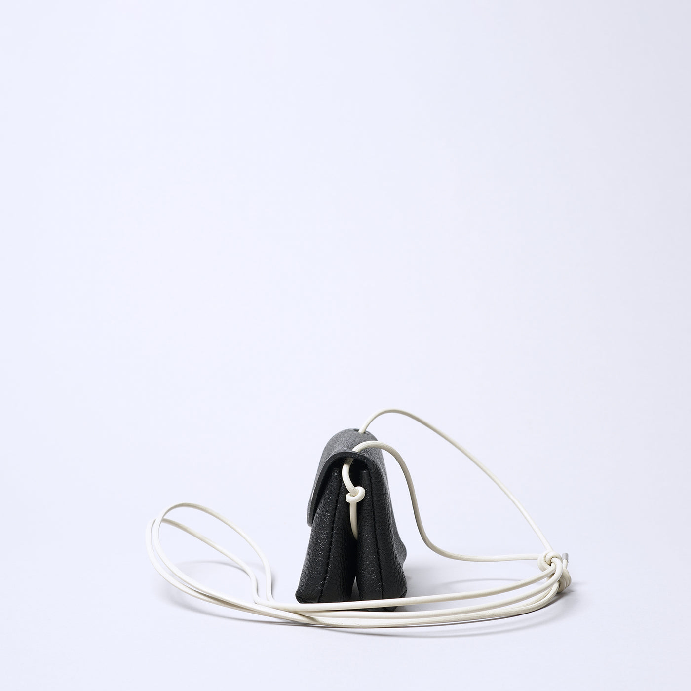 <SENTI FLATTER THE SENSES> Shrink Leather Neck Wallet / Black x Ivory