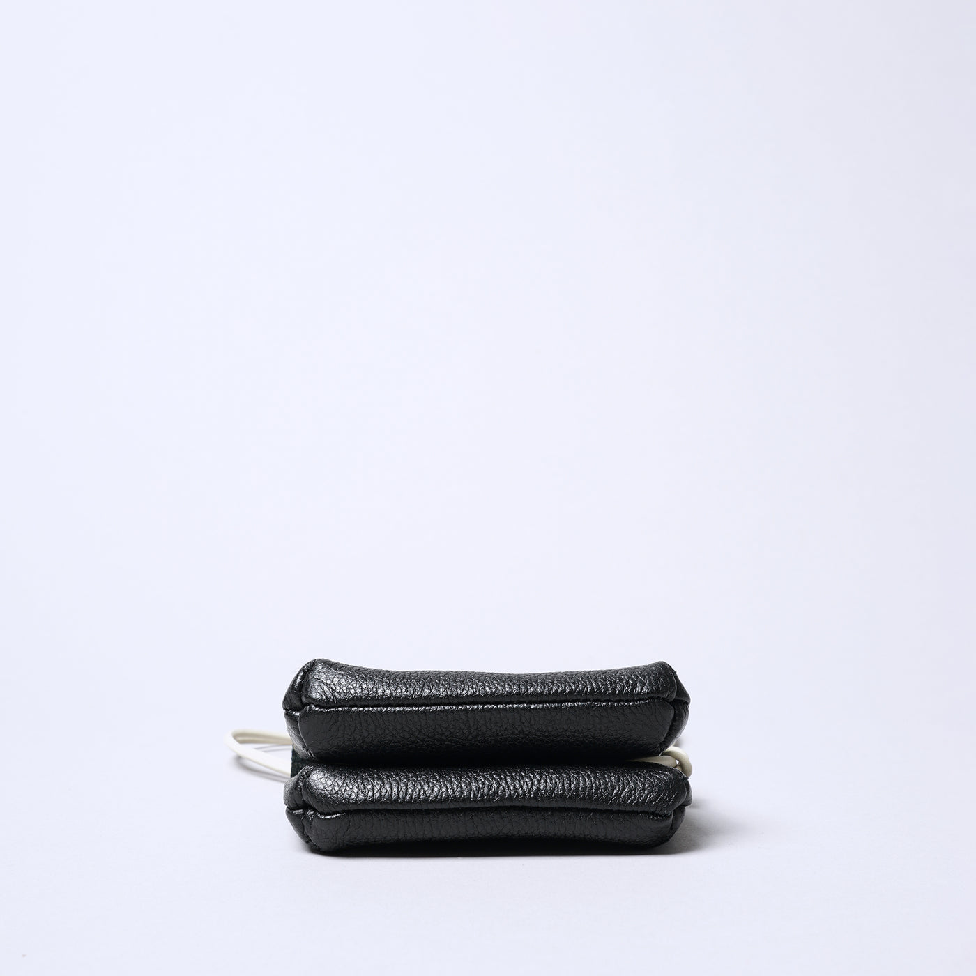 <SENTI FLATTER THE SENSES> Shrink Leather Neck Wallet / Black