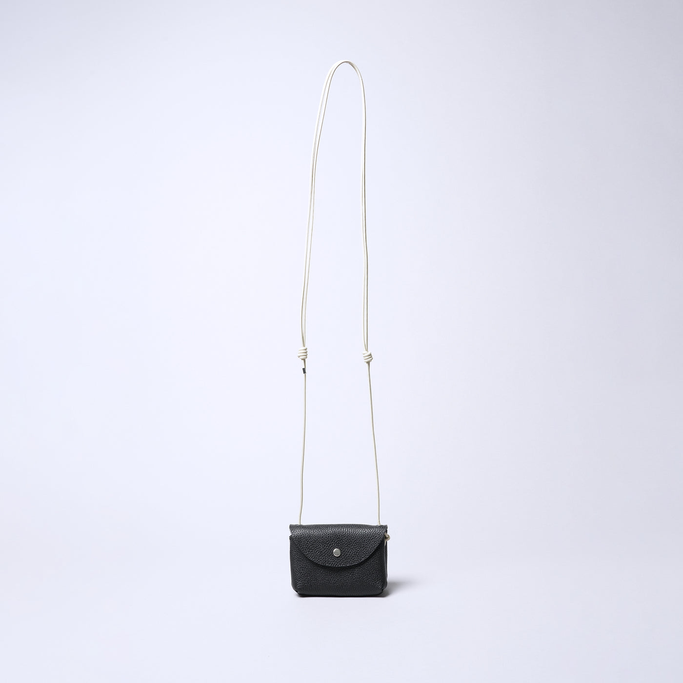 <SENTI FLATTER THE SENSES> Shrink Leather Neck Wallet / Black x Ivory