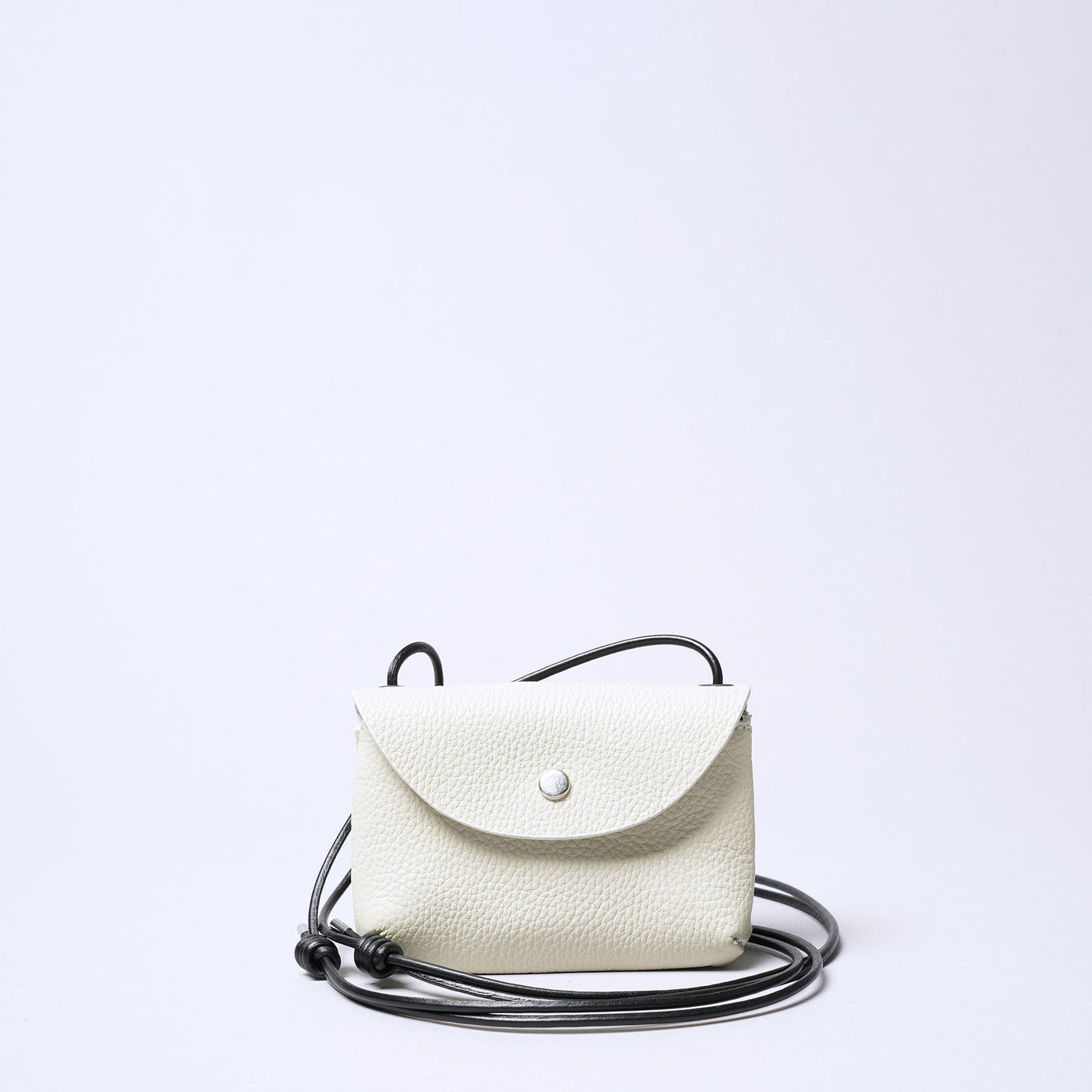 <SENTI FLATTER THE SENSES> Shrink Leather Neck Wallet / Black x Ivory
