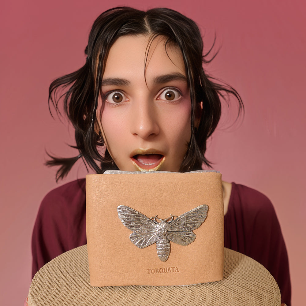 ＜トルクアータ＞昆虫付き 牛革 二つ折り財布 / シャチホコガ/ベージュ