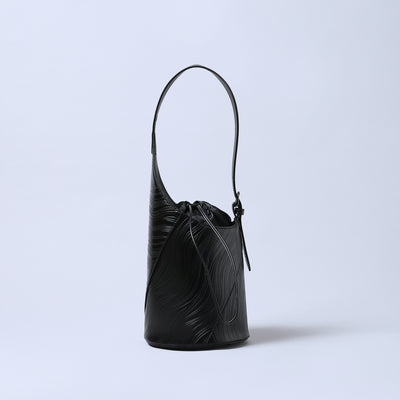 ＜エスティーヌ＞ノワリズムシリーズ レザーバケットバッグ/ブラック