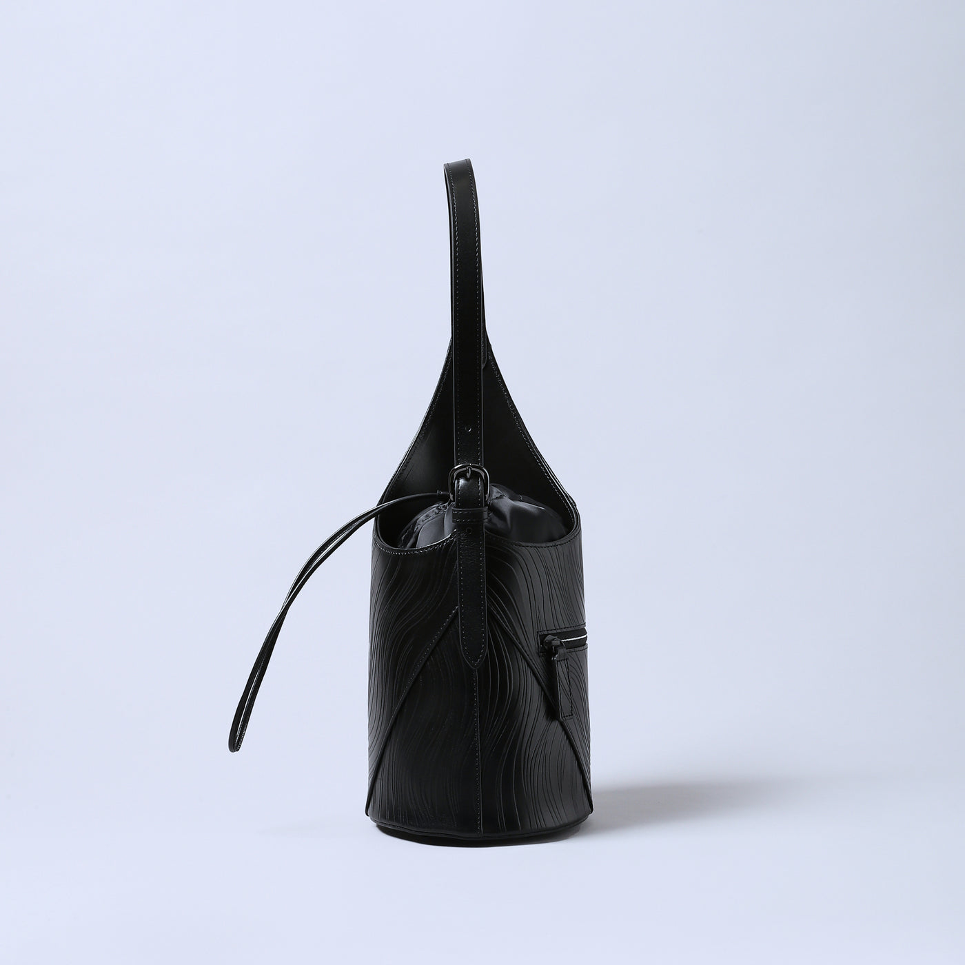 ＜エスティーヌ＞ノワリズムシリーズ レザーバケットバッグ/ブラック