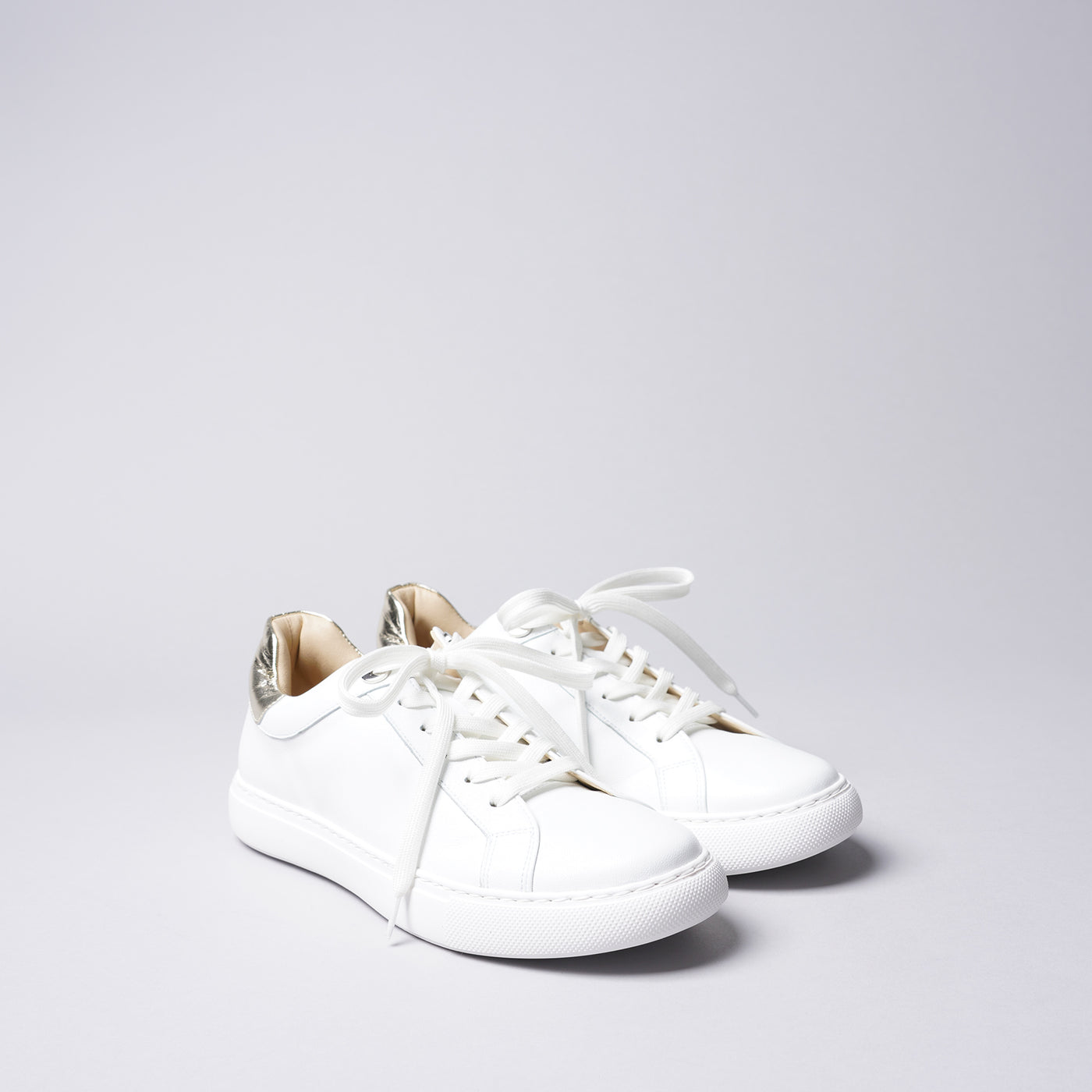 <IUI> Lace-up Sneaker / White