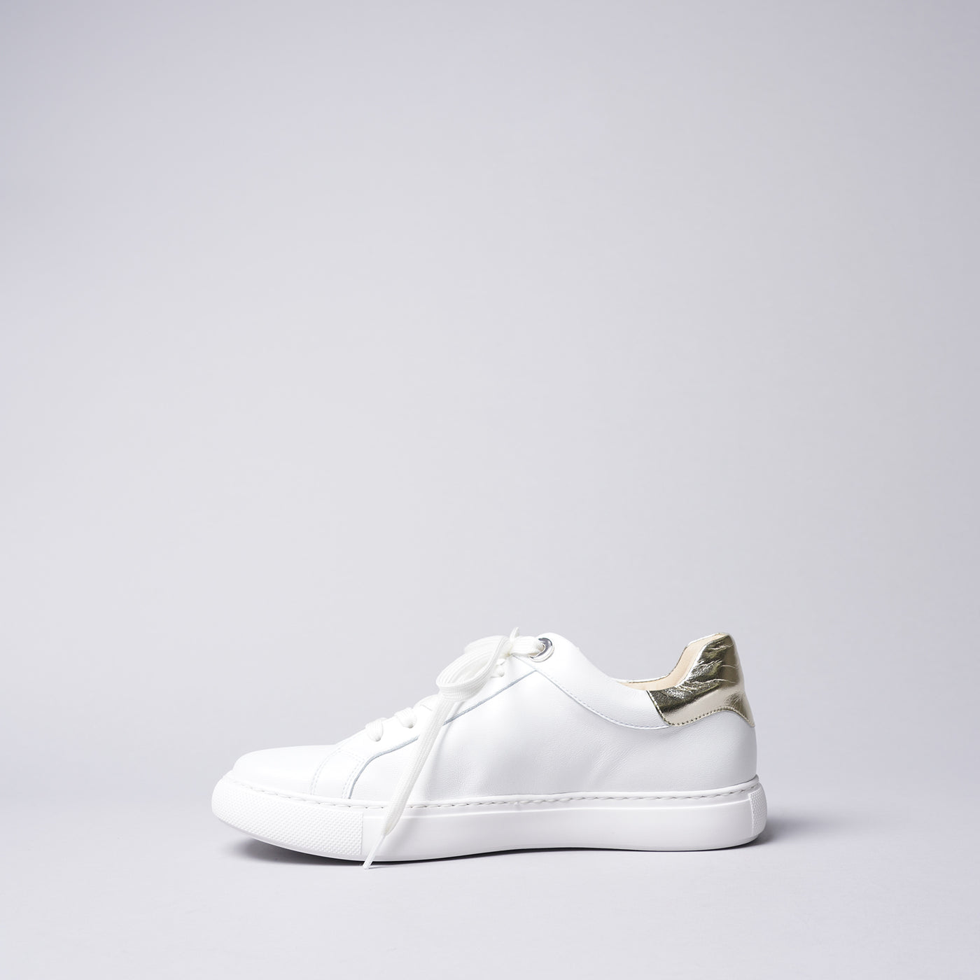 <IUI> Lace-up Sneaker / White