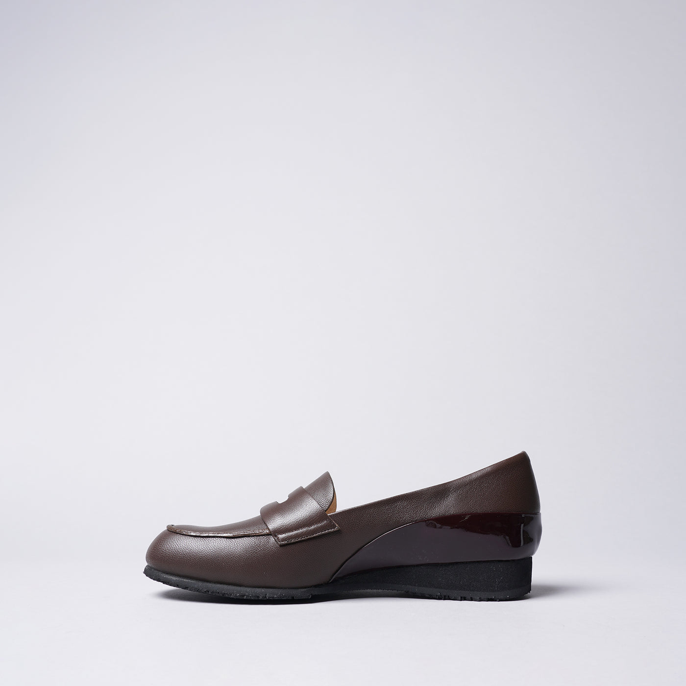 <IUI> Loafer / Navy x Black Enamel