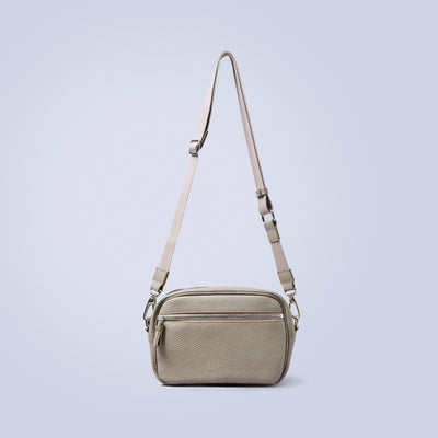 ＜LEZALI＞壓花迷你肩背包/黑色