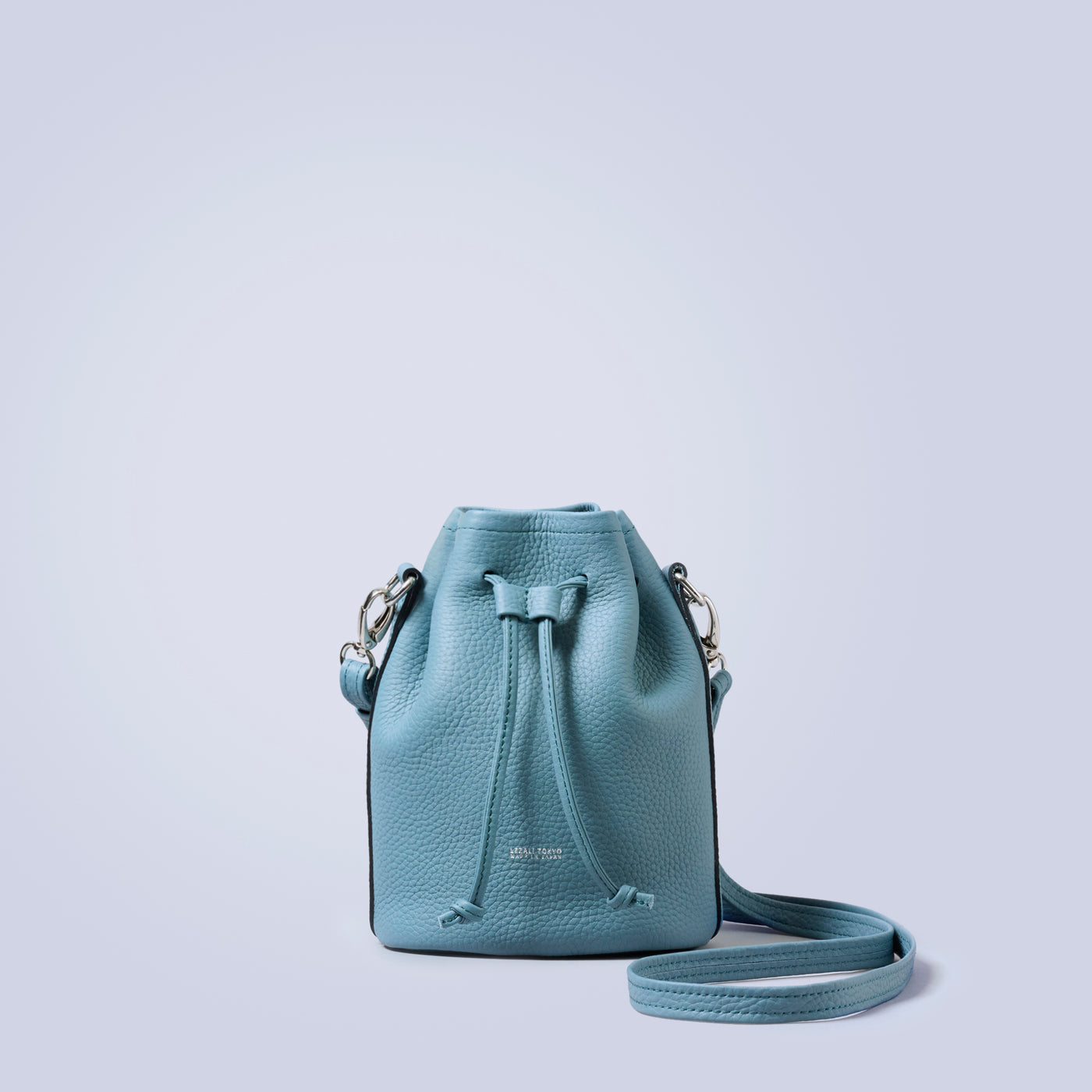 ＜LEZALI＞壓花迷你抽繩肩背包/灰褐色