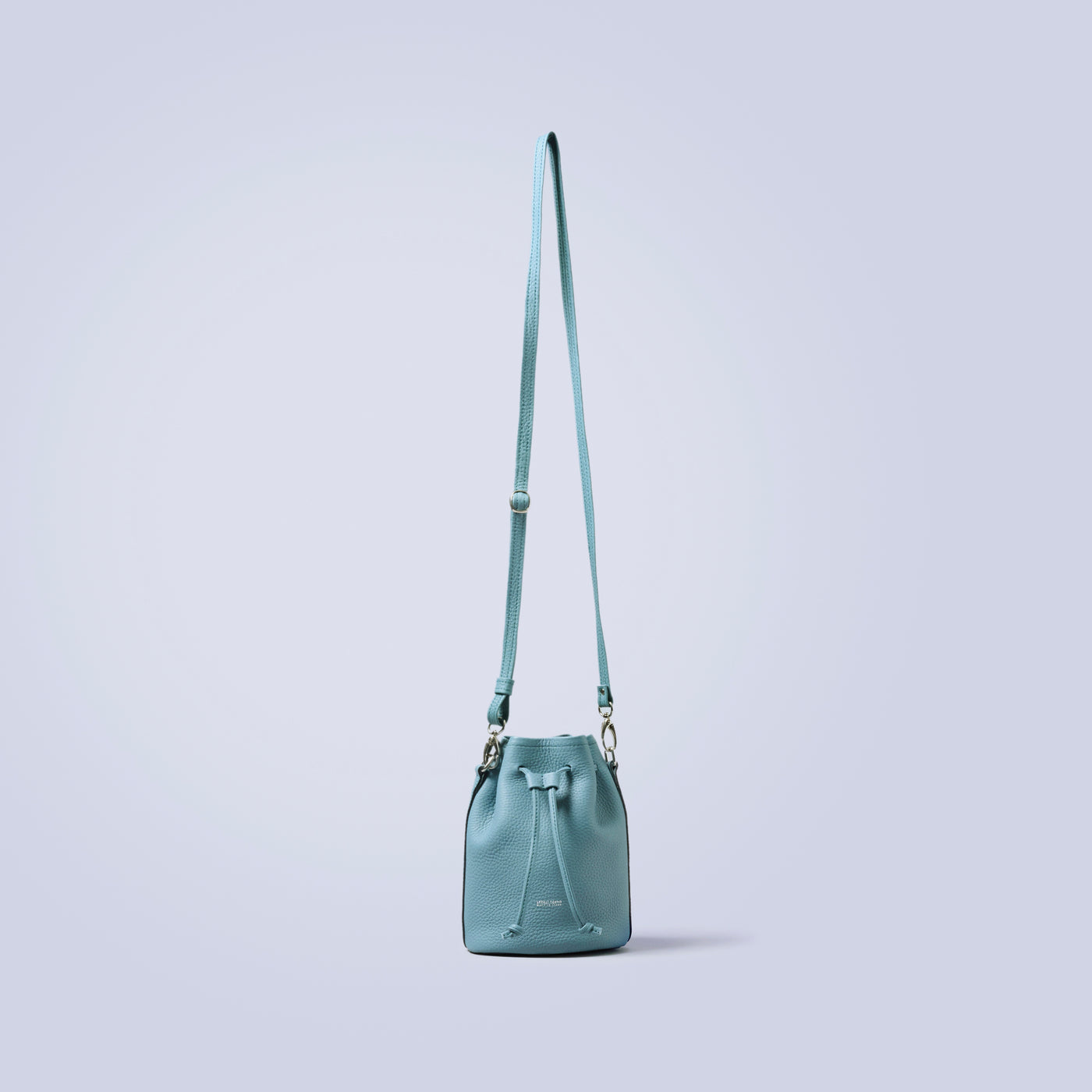 ＜LEZALI＞壓花迷你抽繩肩背包/灰褐色