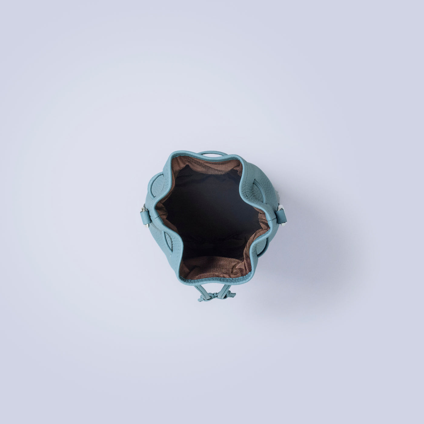 ＜LEZALI＞壓花迷你抽繩肩背包/灰褐色