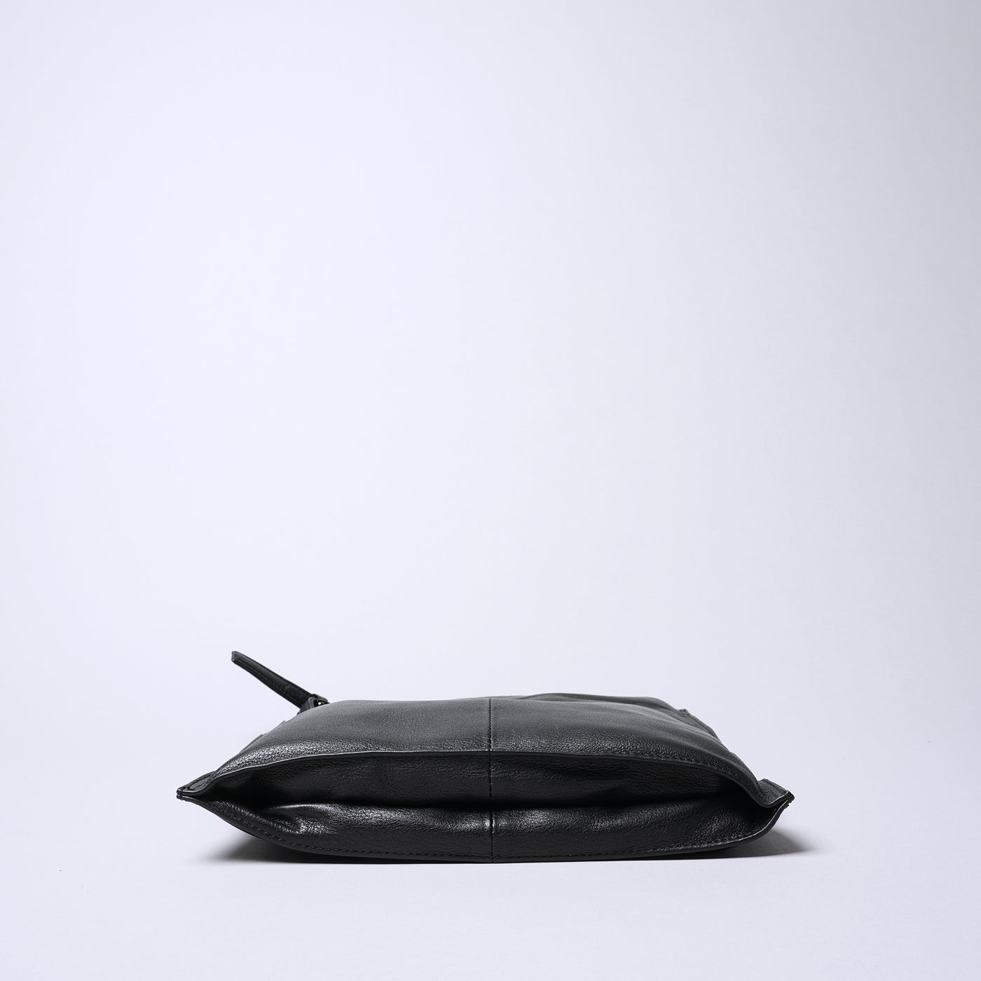 Fika 纖薄型斜背包/黑色