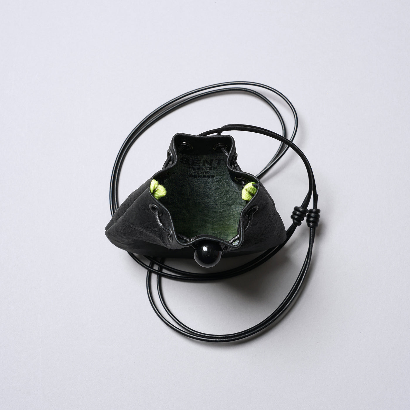 <SENTI FLATTER THE SENSES> Super Lightweight Dyneema Leather Drawstring Bag SS / Black x Camel