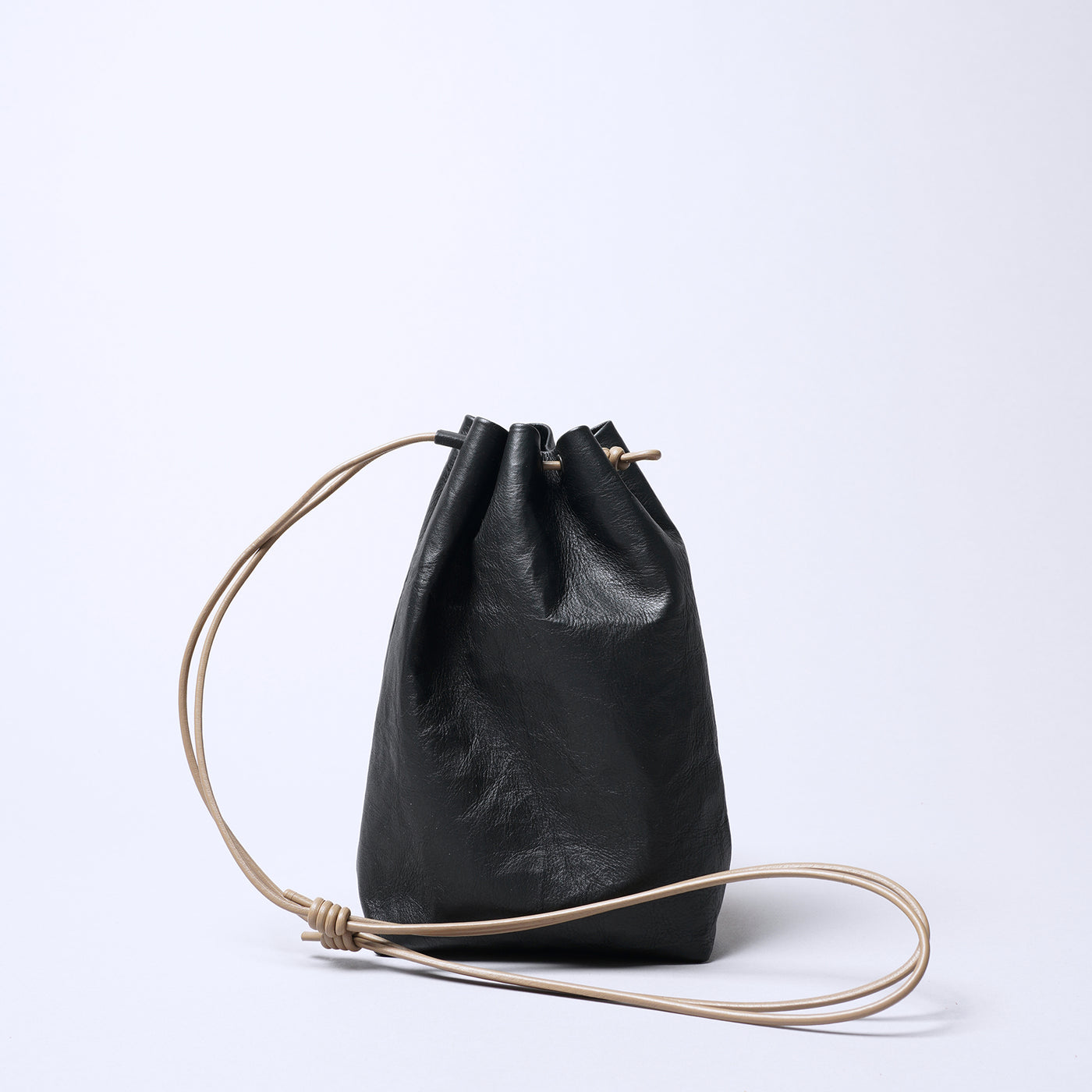 <SENTI FLATTER THE SENSES> Super Lightweight Dyneema Leather Drawstring Bag M  / Black x Camel