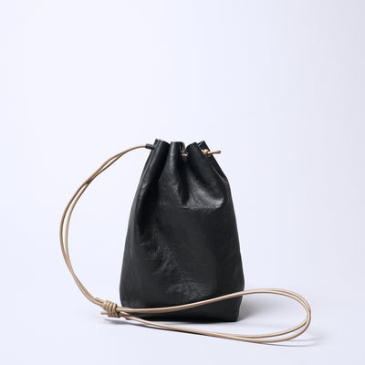 <SENTI FLATTER THE SENSES> Super Lightweight Dyneema Leather Drawstring Bag M  / Black x Camel
