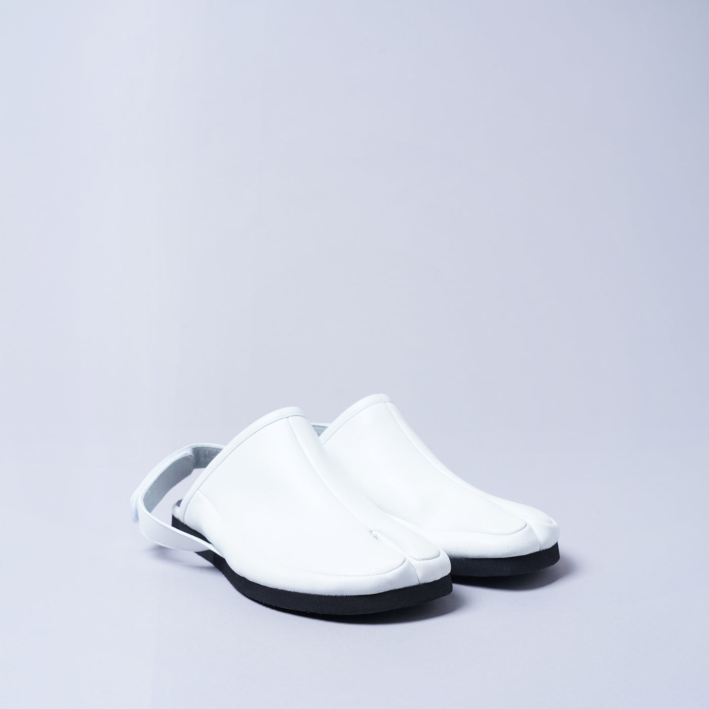 <SUUTA SUUTA> Tabi Shoes / White