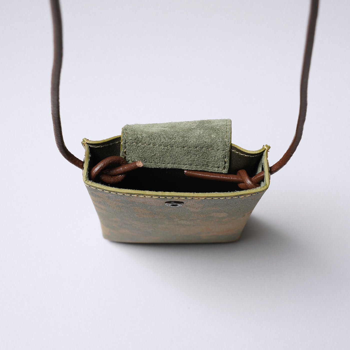 ＜ケウ＞スキニーケース S（7.5inch）/真鍮錆