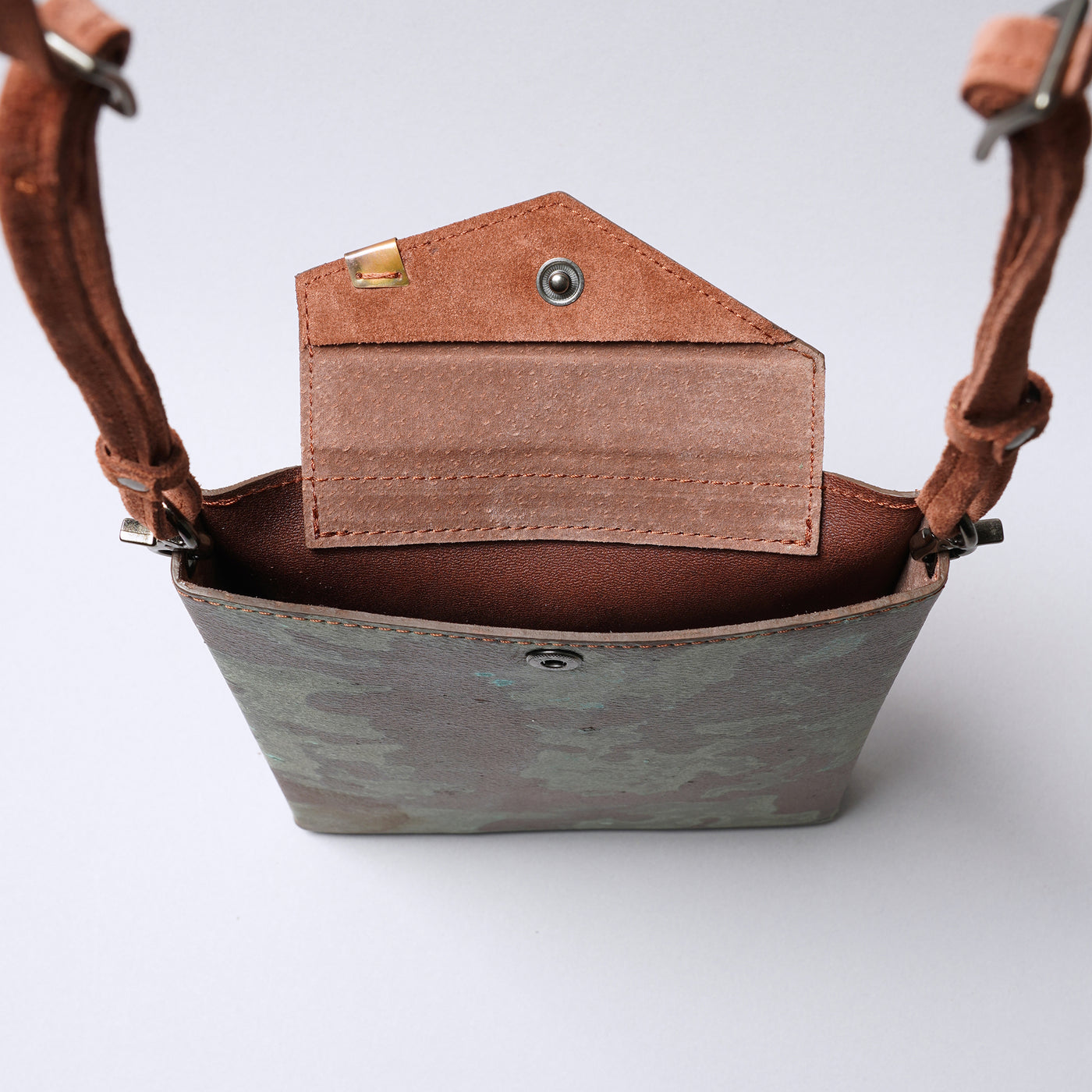 ＜keu＞Skinny Case M（8.5 inch）/黃銅鏽