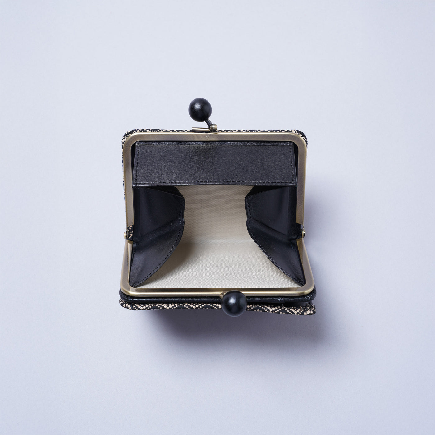 <kissora> Kotoinden Kiss Lock Half Wallet / Small Cherry Blossoms PNK