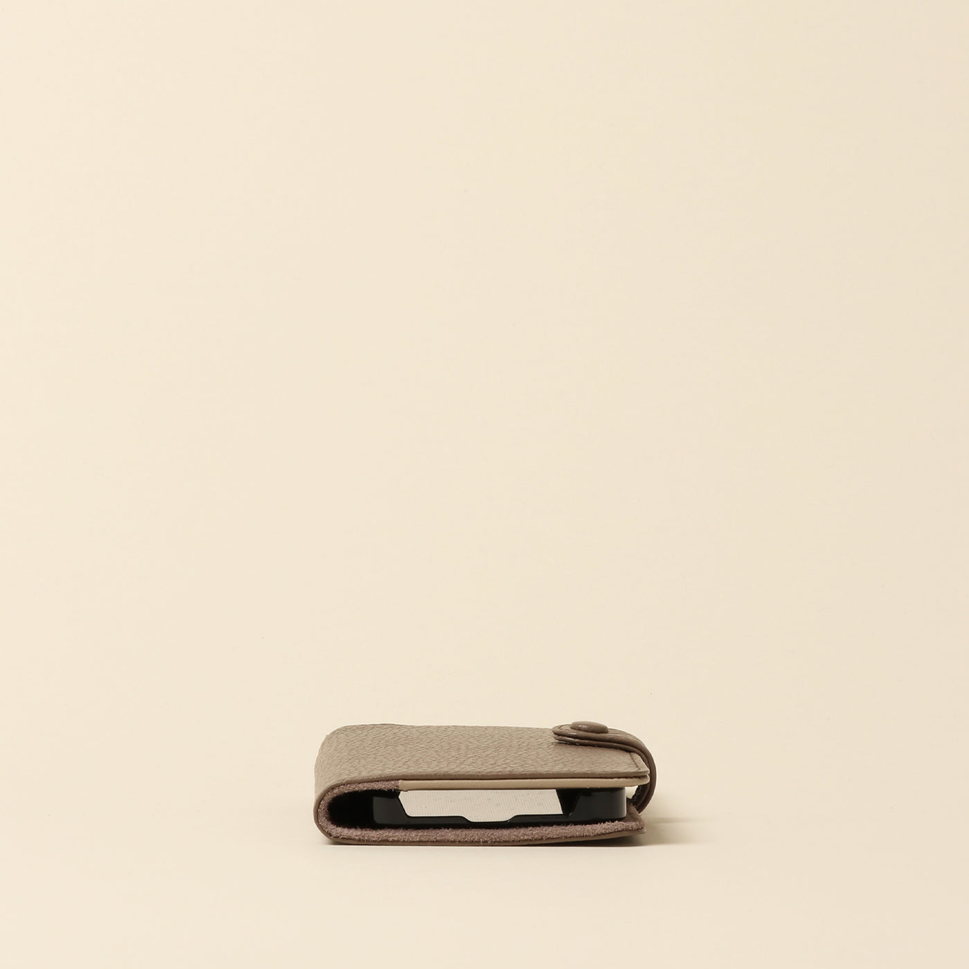 ＜カルドトーキョージャパン＞ CROSSOVER iPhoneケース (iPhone12/12Pro)/サックスベージュ