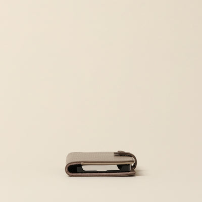 ＜カルドトーキョージャパン＞ CROSSOVER iPhoneケース (iPhone13)/サックスベージュ