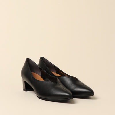 <Madras> V-cut pumps that completely cover the foot / black