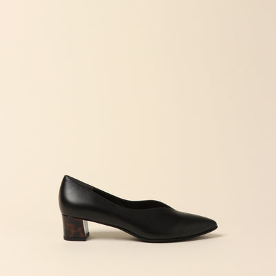 <Madras> V-cut pumps that completely cover the foot / black