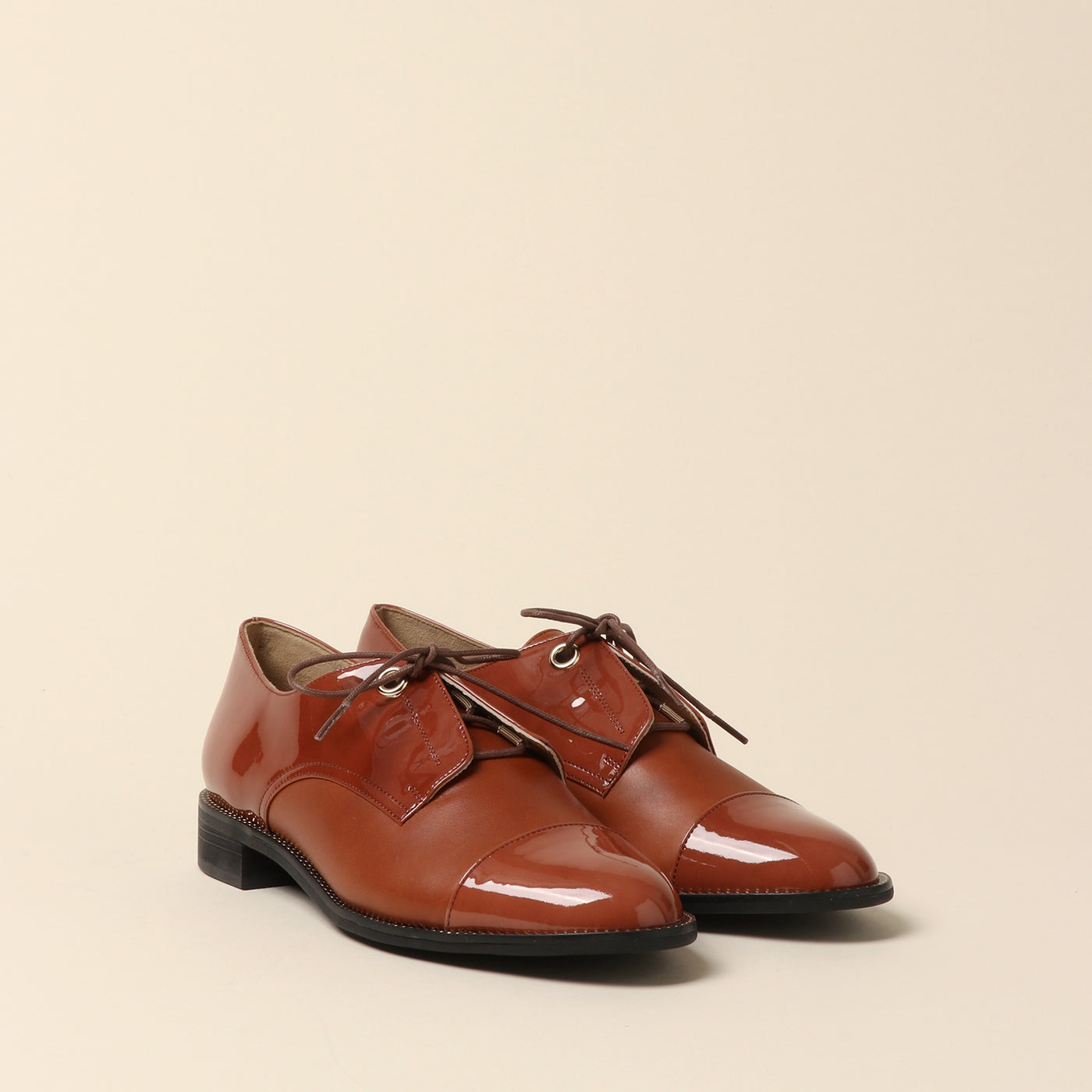 ＜Madras lace-up casual shoes with black enamel